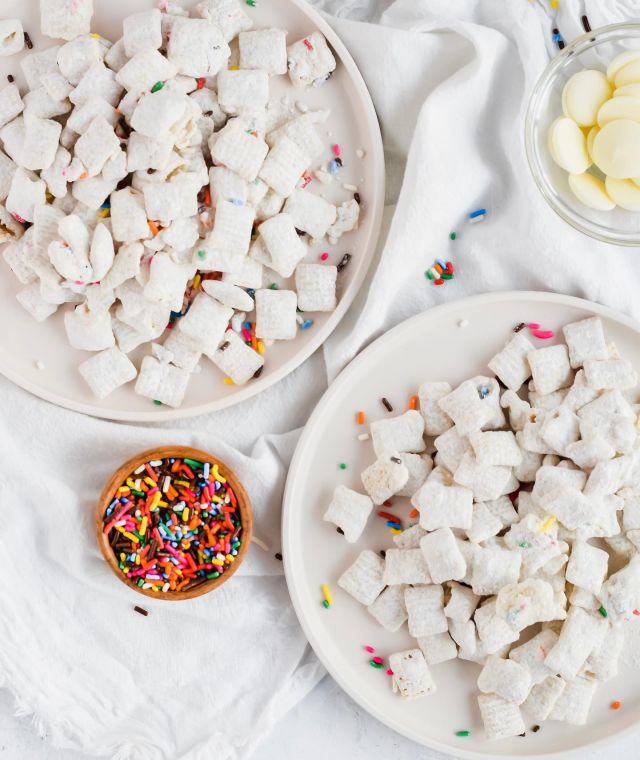 turn those winter blues into something FUN!!! Try this funfetti puppy chow, aka cake batter GOODNESS😍💗👏🏻 Coated in white chocolate, sprinkles, and funfetti cake mix, it's a quick 10 minute treat that requires minimal effort and is always a crowd pleaser - you could make this for Valentine’s Day too!! 
.
You know what to do - tap the link in the bio: https://apaigeofpositivity.com/funfetti-puppy-chow-recipe/