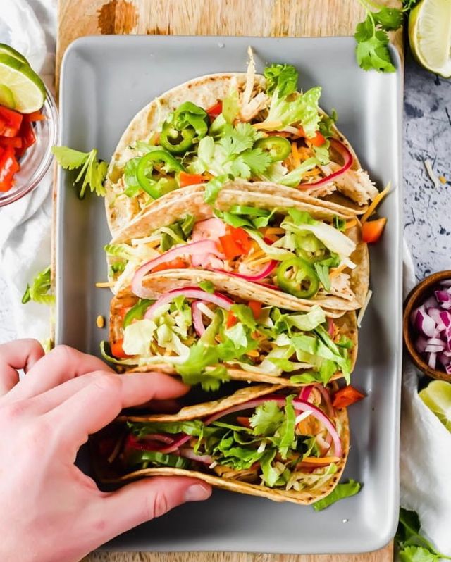 Happy Monday people!! Add Slow Cooker Tacos and Homemade Pickled onions to your meal prep this week - they’re so delicious and tasty 😍🌮
.
Full link in the bio: 
https://apaigeofpositivity.com/crockpot-chicken-tacos-recipe/