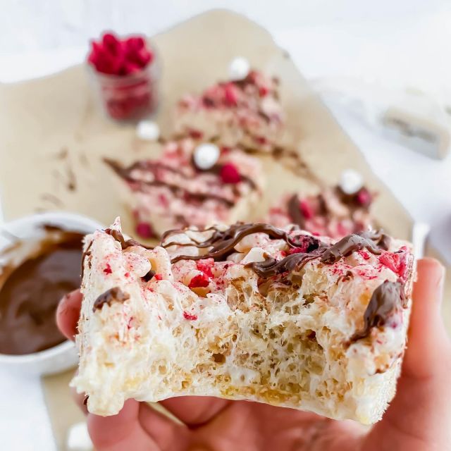 Raspberry chocolate Rice Krispies 😍💗🍫 while they're perfect for valentines day, they also make for a great any-day-of-the-week sweet treat. I mean chocolate + raspberry is always a good idea!
.
Link in bio friends: https://apaigeofpositivity.com/raspberry-chocolate-rice-krispies/