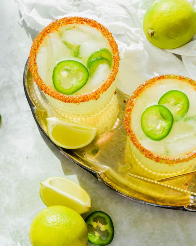 This Spicy Skinny Jalapeno Margarita is made with fresh and real ingredients and packs the perfect amount of heat. It's perfect to enjoy outside on your deck or by the pool🤌🏼🤩🌶
.
https://apaigeofpositivity.com/spicy-skinny-jalapeno-margarita/