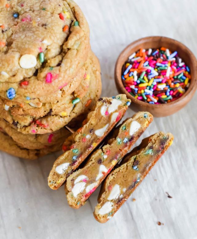 funfetti cookies are amazzzzinnnn and there’s a 100% chance they’ll make your day better 🍪💗 

link in bio: https://apaigeofpositivity.com/funfetti-white-chocolate-chip-cookies/ 
#funfetticookies #funfetti #sprinkles #whitechocolatechips #sugarcookies